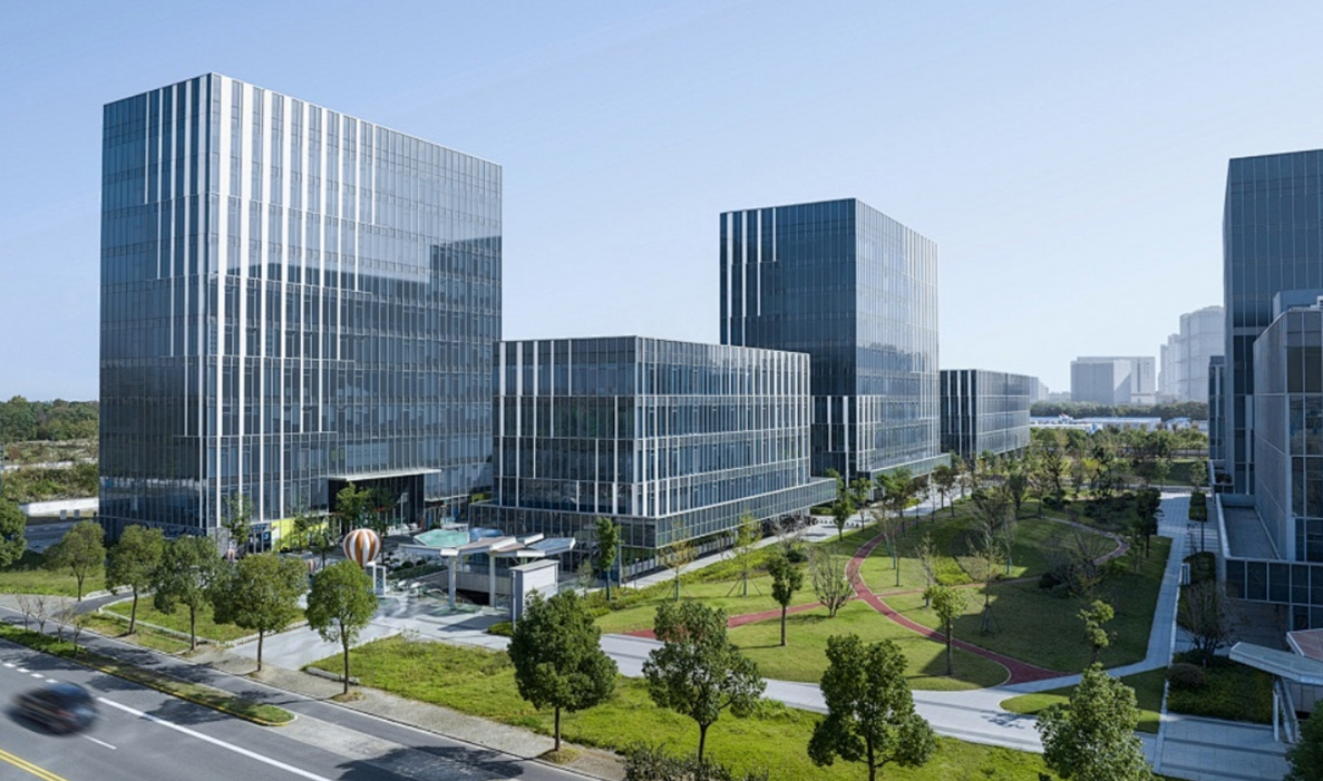 冬季室內(nèi)溫度 20°C，夏季室內(nèi)溫度 25℃，熱回收效率 70%，實現(xiàn)了節(jié)能減排與建筑舒適性的統(tǒng)一